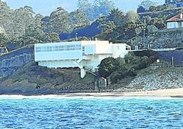 Edificio del Hotel Josein sobre la playa.