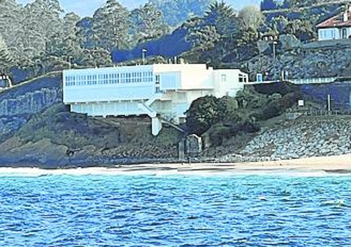 Edificio del Hotel Josein sobre la playa.