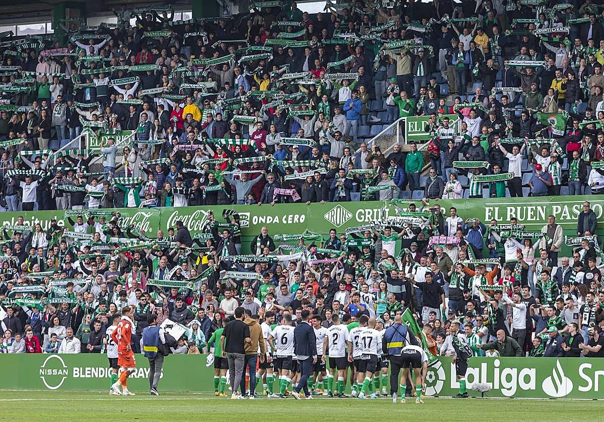 Los jugadores del Racing saludan a la afición en El Sardinero.
