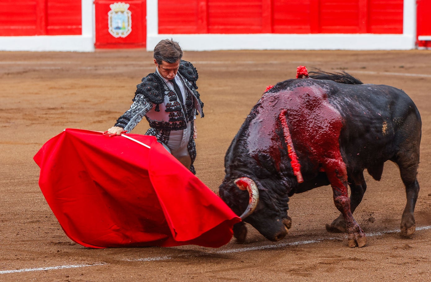 Doblón de El Juli en su primera faena.