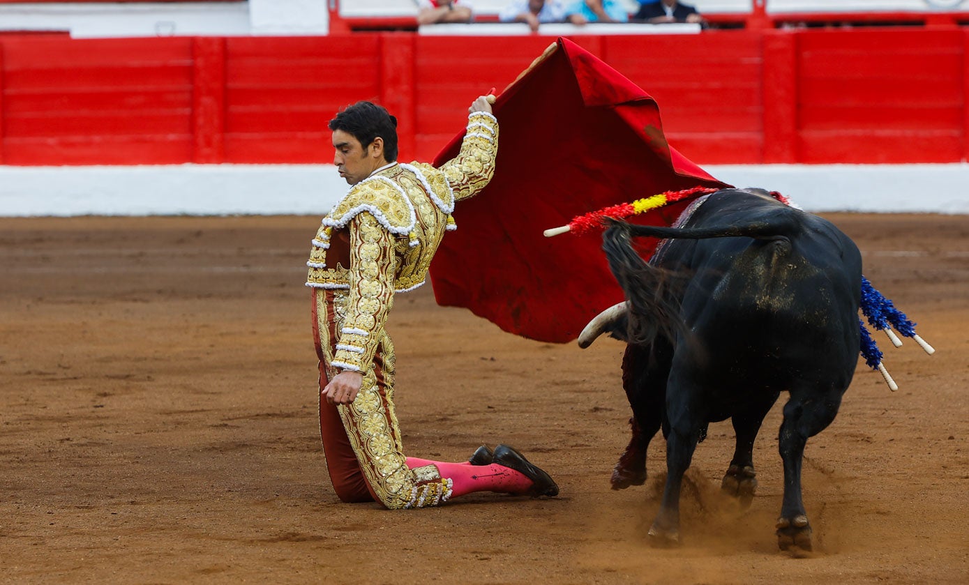 Perera inicia la faena por la espalda y de rodillas al quinto de la tarde.