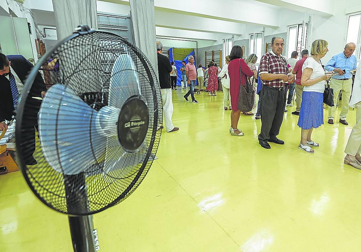 Colas para votar en el IES Marqués de Santillana.