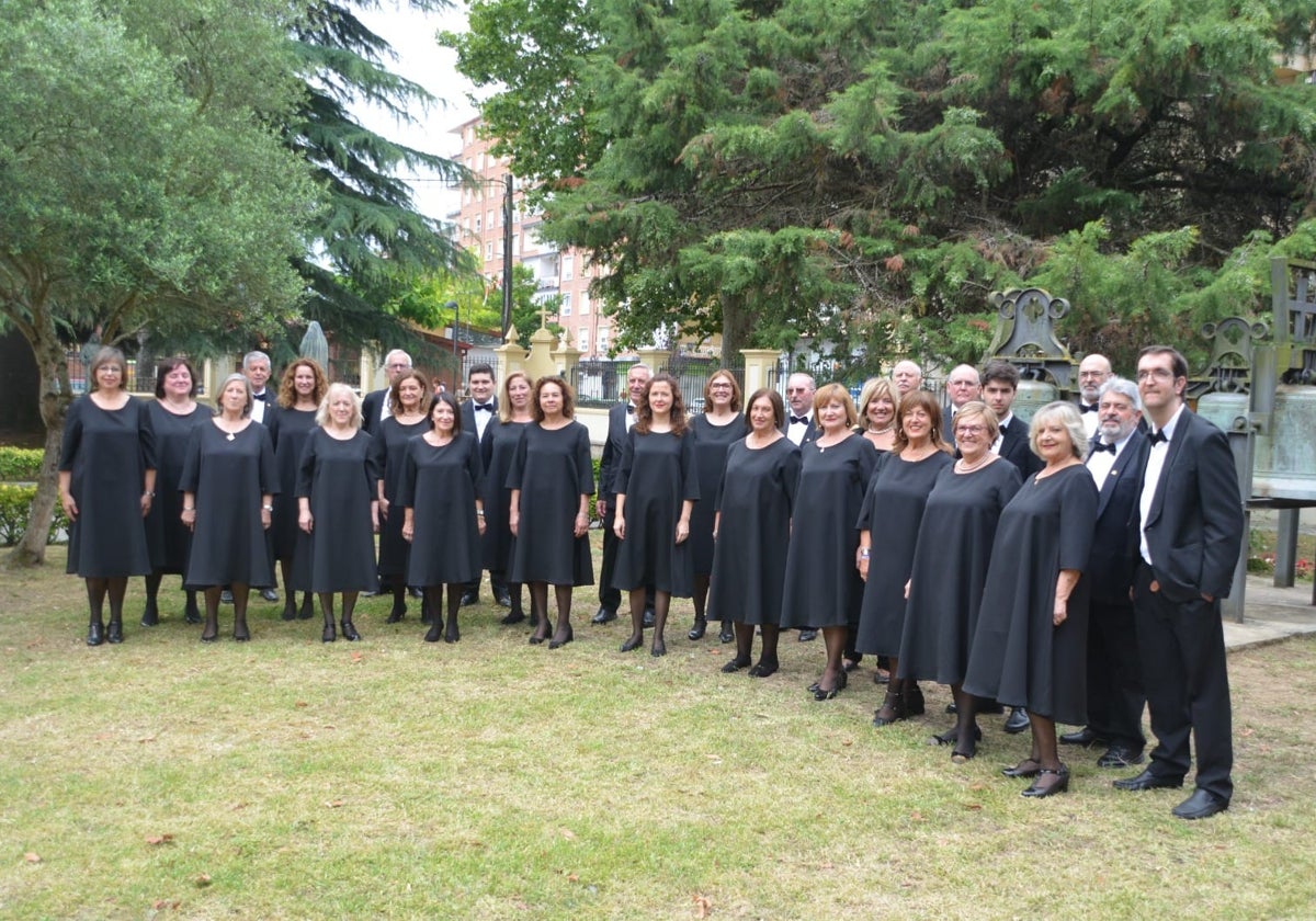 La coral Portus Vicatorie tras su actuación en la iglesia de Santoña con motivo del Carme