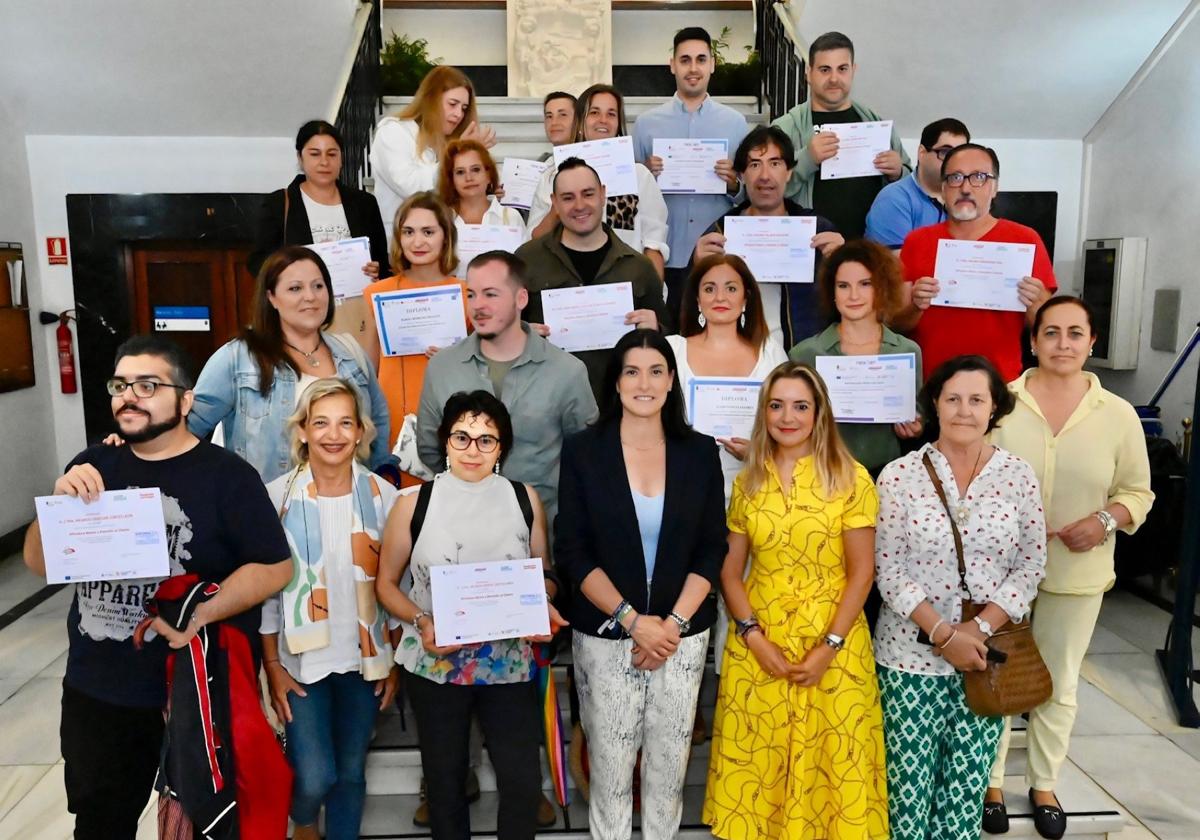 La alcaldesa, Gema Igual, posa junto a algunos de los participantes del programa de empleo 'Claudia', ayer, tras la entrega de diplomas.