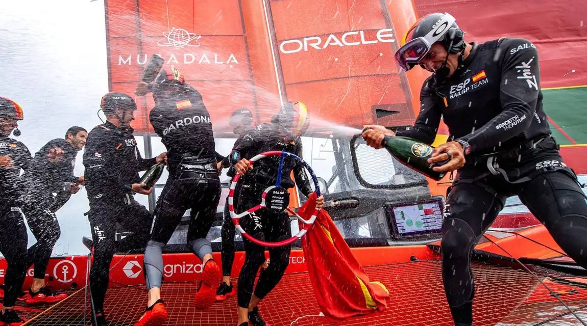 Botín, a la derecha, riega con champán a sus compañeros de equipo en la celebración del triunfo en Los Ángeles.