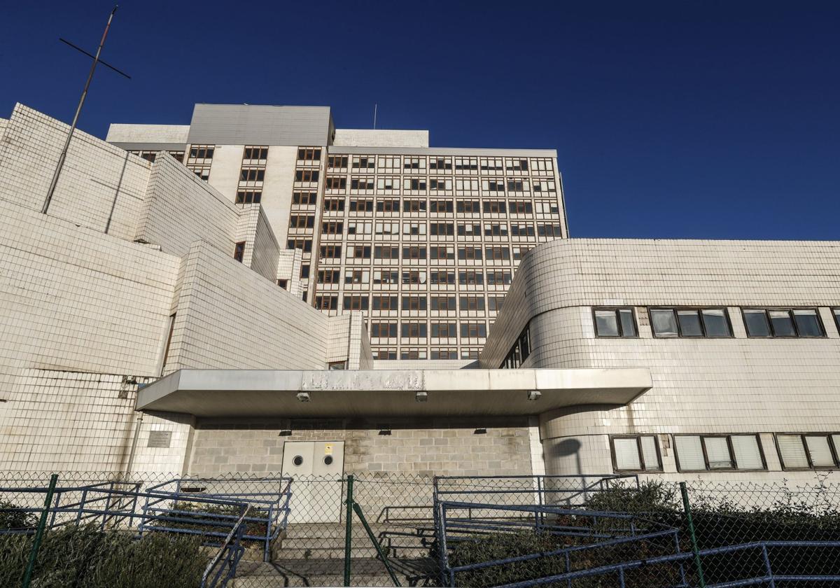 Edificio de la antigua Residencia Cantabria, ahora cerrado, cuyo futuro parece abocado a la demolición.