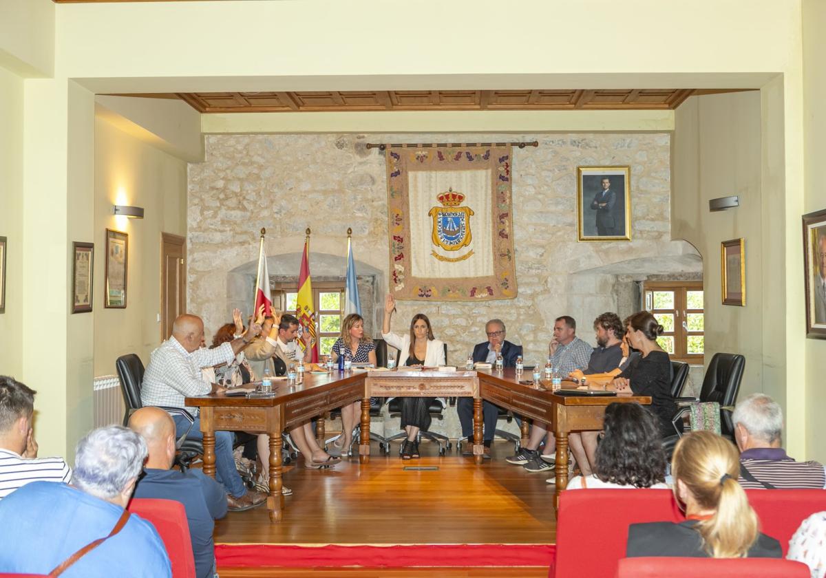 Corporación municipal de San Vicente de la Barquera durante una votación en la sesión plenaria celebrada ayer.