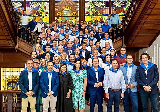 En primera fila, en el centro, Sáenz de Buruaga, Igual y Diestro acompañados de varios alcaldes.