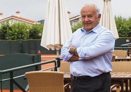 Eduardo Mora, en la terraza del Real Club de Tenis de La Magdalena, en Santander.