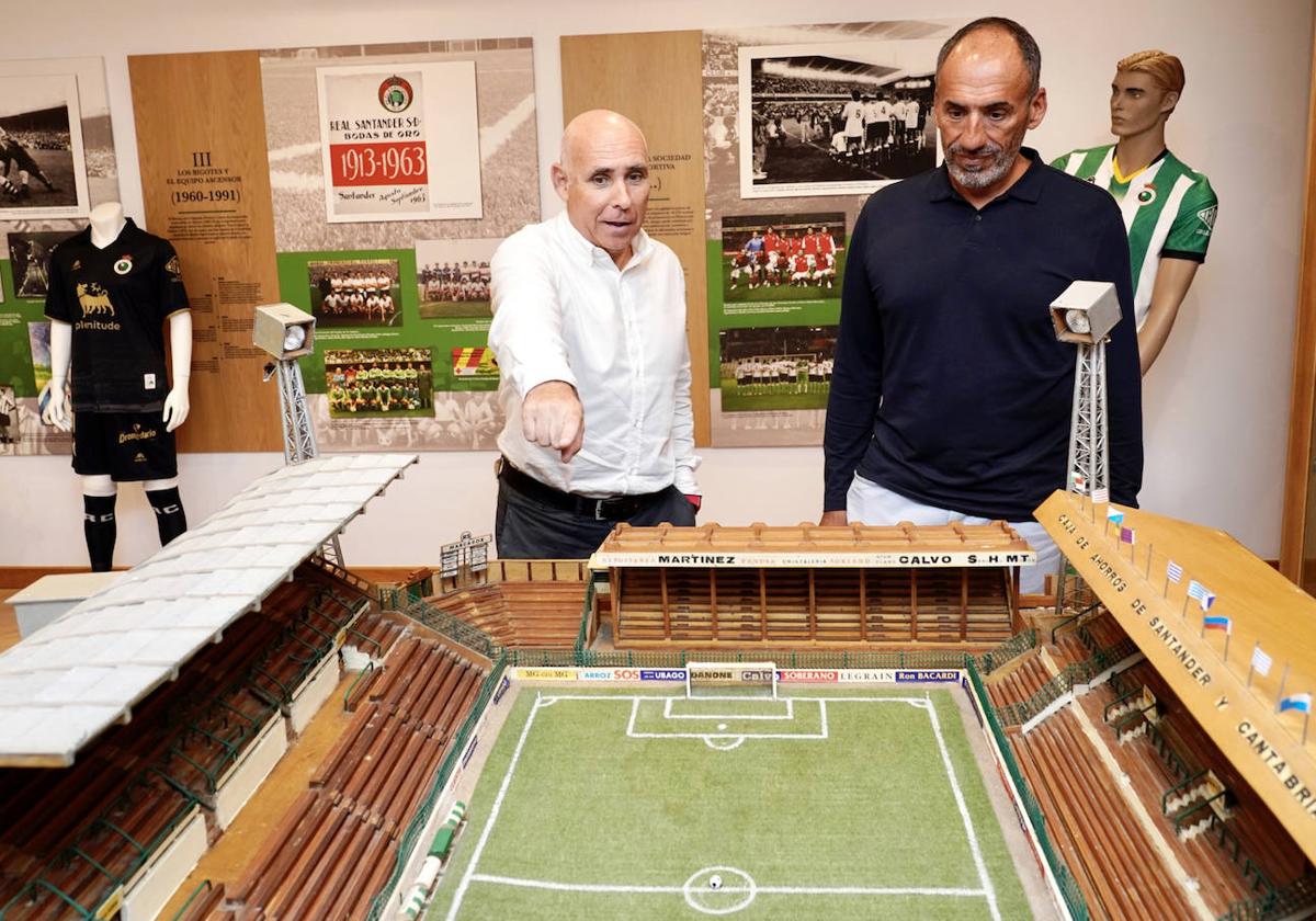 Manolo Higuera ySebastián Ceria, en el museo junto a la maqueta de los antiguos Campos de Sport.