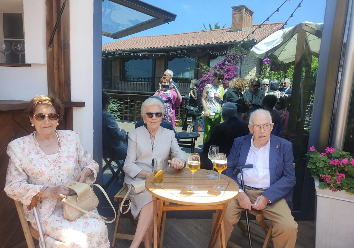 Encarnación Lanza, a la izquierda, junto a sus cuñados.