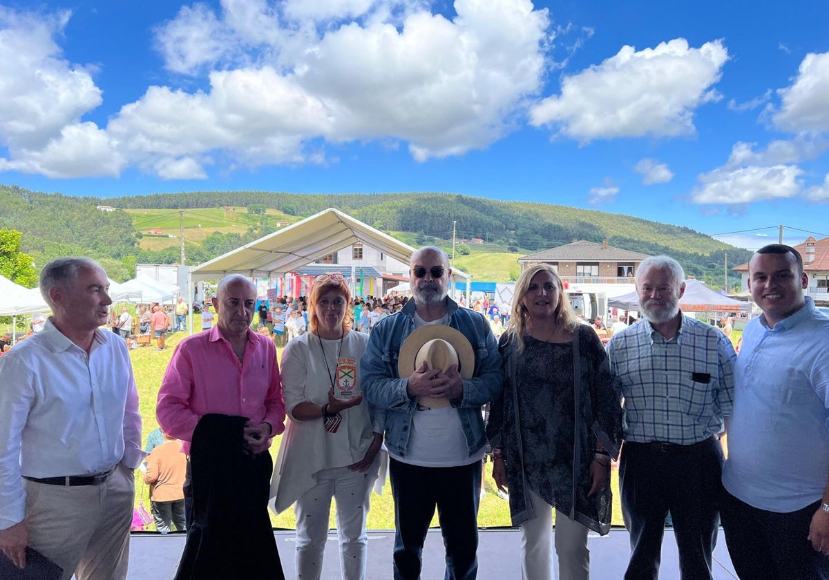 Antonio Resines, en el centro de la foto sujetando un sombrero, con las autoridades.