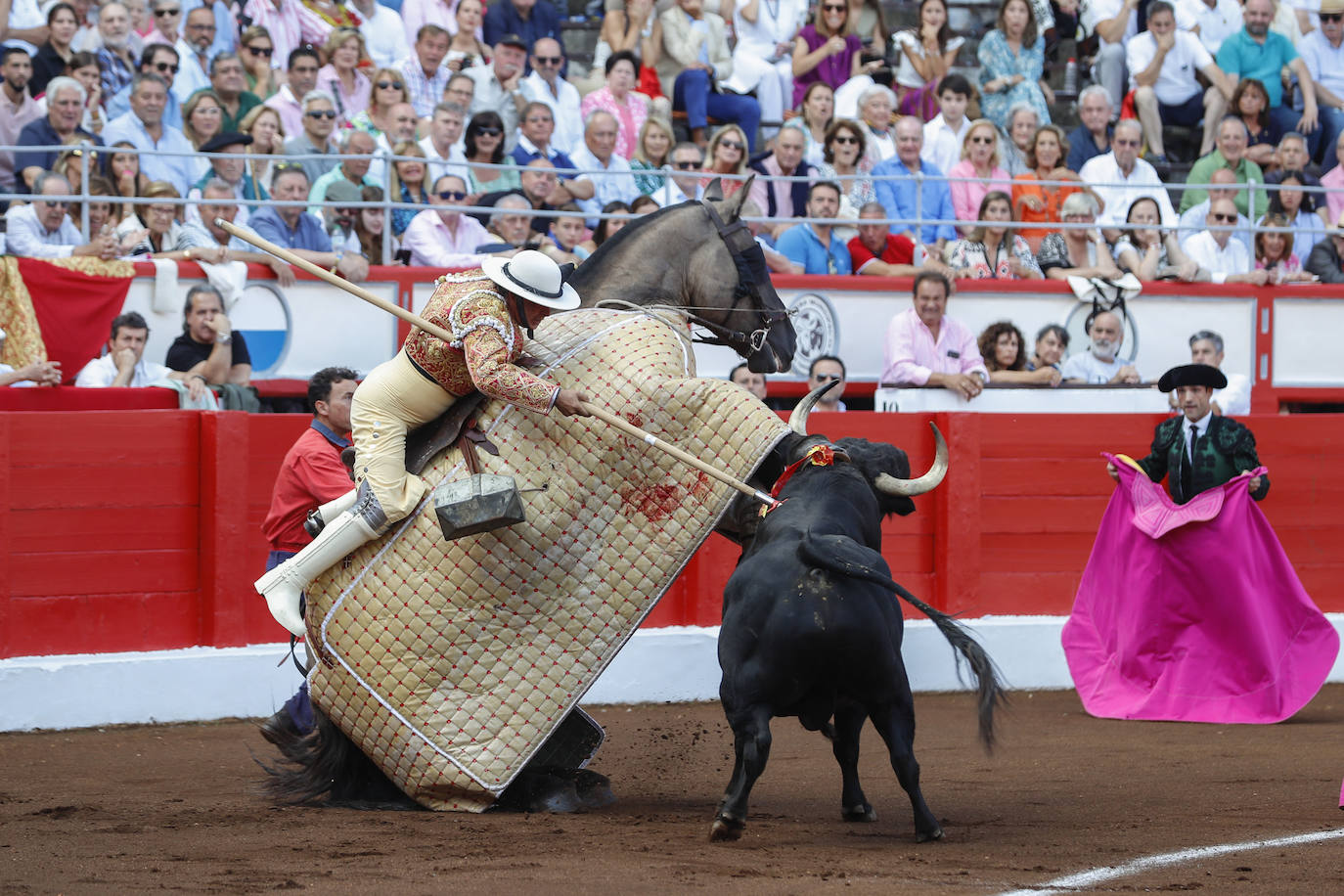 El primero de la tarde derrivó el caballo del picador