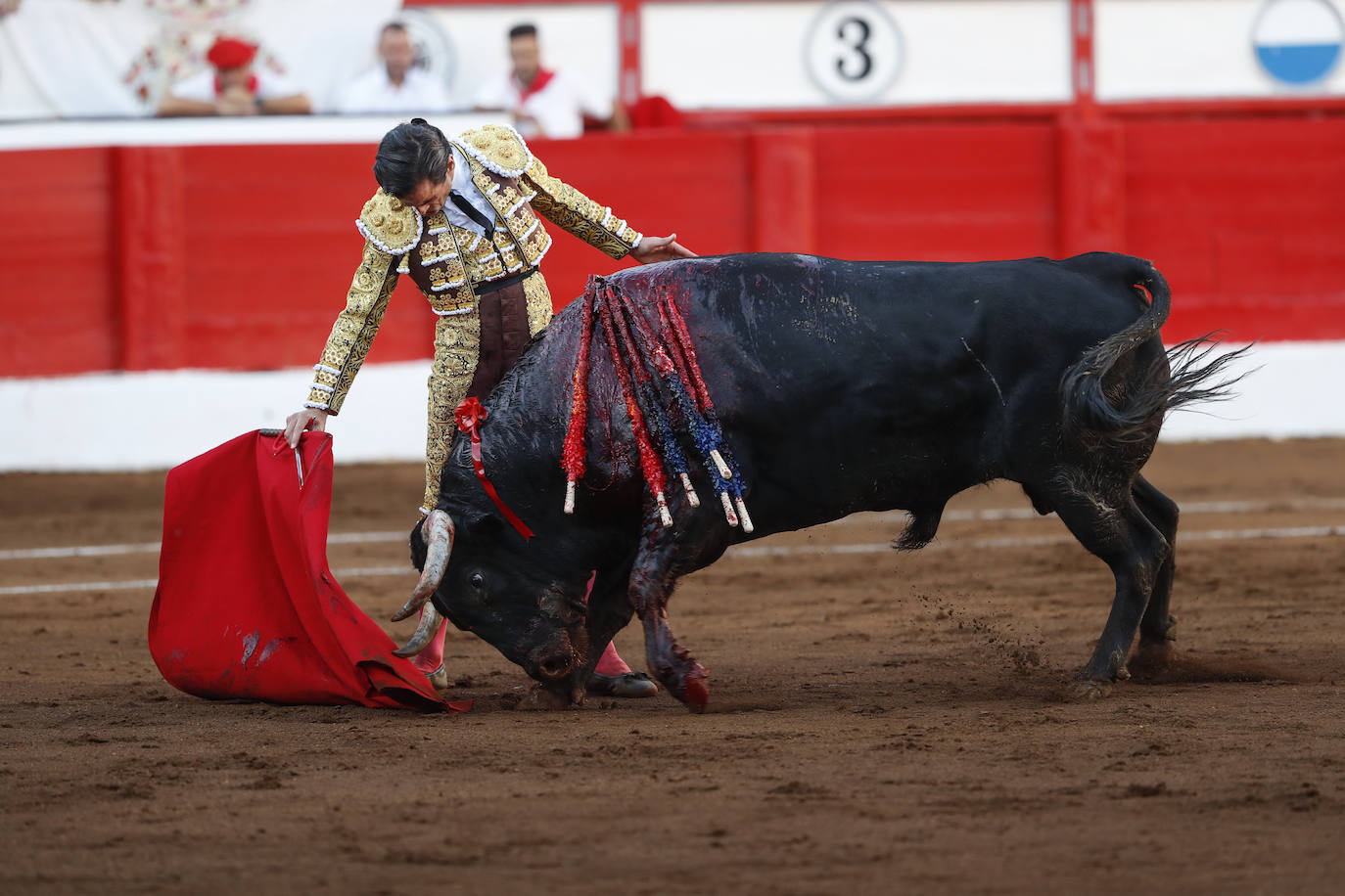 Derechazo de Juan Ortega en el quinto de la tarde, que cortó dos orejas