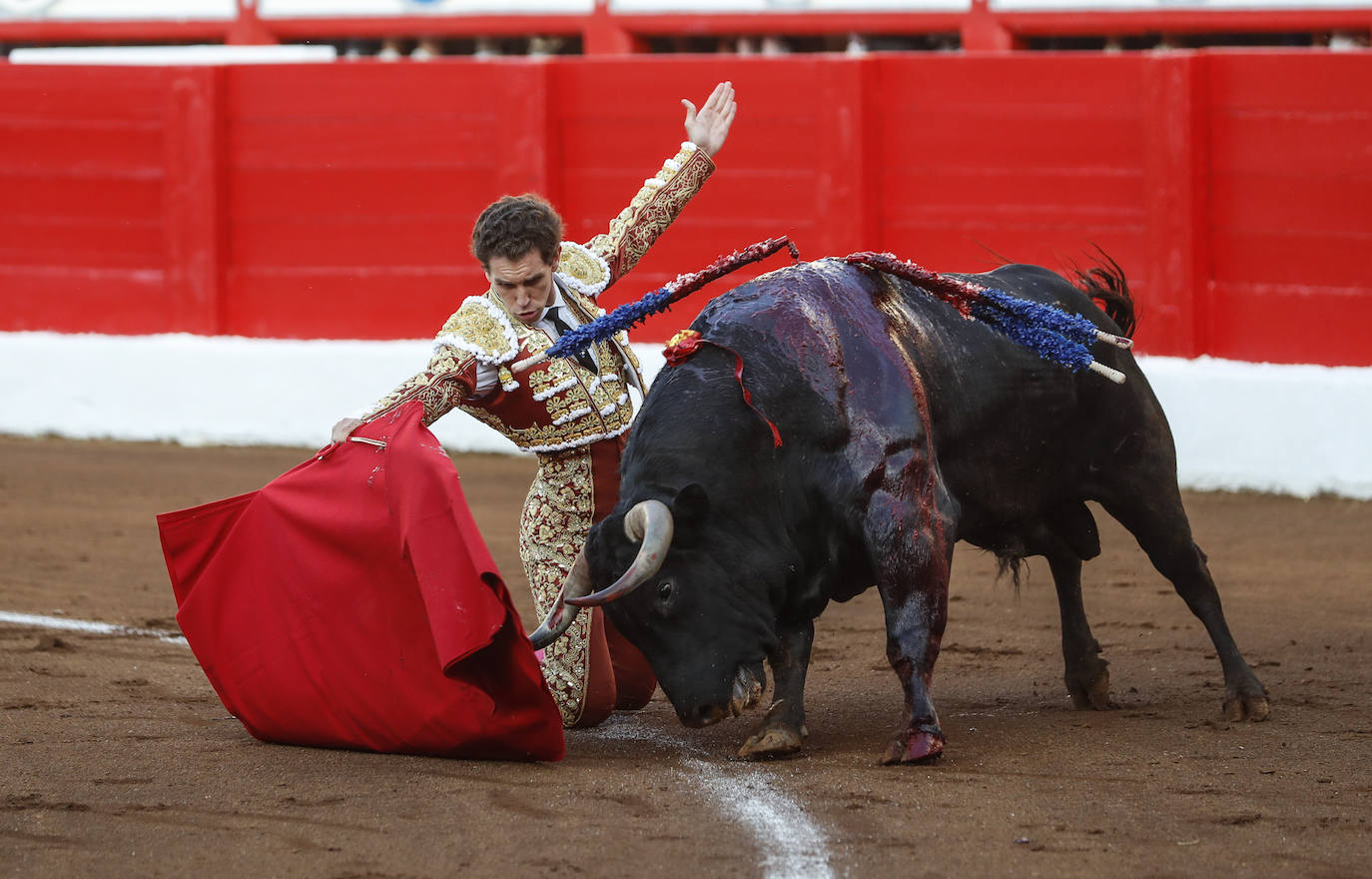 Ginés Marín empezó la faena al sexto con las rodillas en tierra