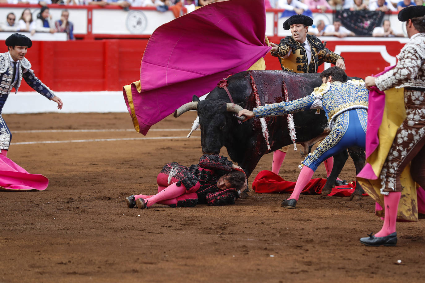 Integrantes de la cuadrilla y hasta su compañero Cayetano (que cogió al toro por un cuerno) salieron a auxiliar a Andrés Roca Rey.