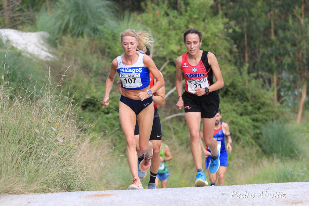 La cántabra Irene Pelayo y la atleta marroquí Kaoutar Boulaid.