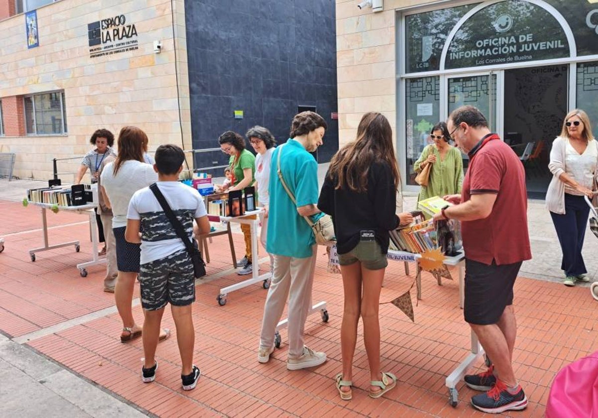 El mercado se levantó en la plaza de la Constitución, junto al edificio de la biblioteca municipal.