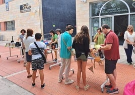 El mercado se levantó en la plaza de la Constitución, junto al edificio de la biblioteca municipal.