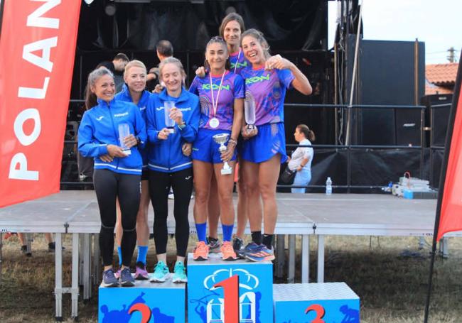 Podio femenino, con las atletas del Kon Sport y las del PIélagos.