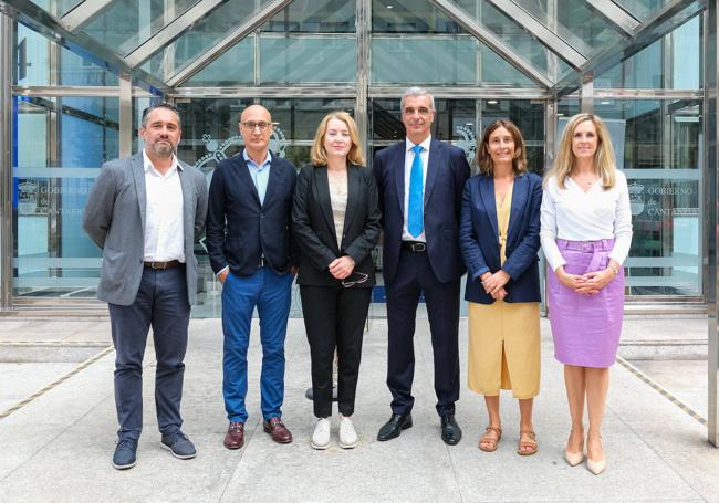 De izquierda a derecha: Óscar San Emeterio, Juan Antonio González, Eva Guillermina Fernández, Gustavo Cubero, Susana Ruiz y Carolina Juaniz