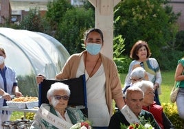 La concejala, Leticia Mejías, con los galardonados.