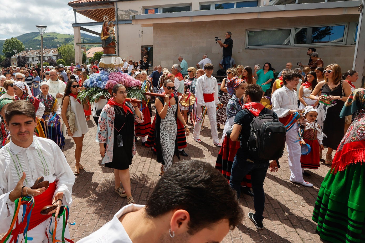 A la procesión de la imagen de Santa Ana han acudido decenas de personas, de las cuales muchas no han podido contener la emoción.