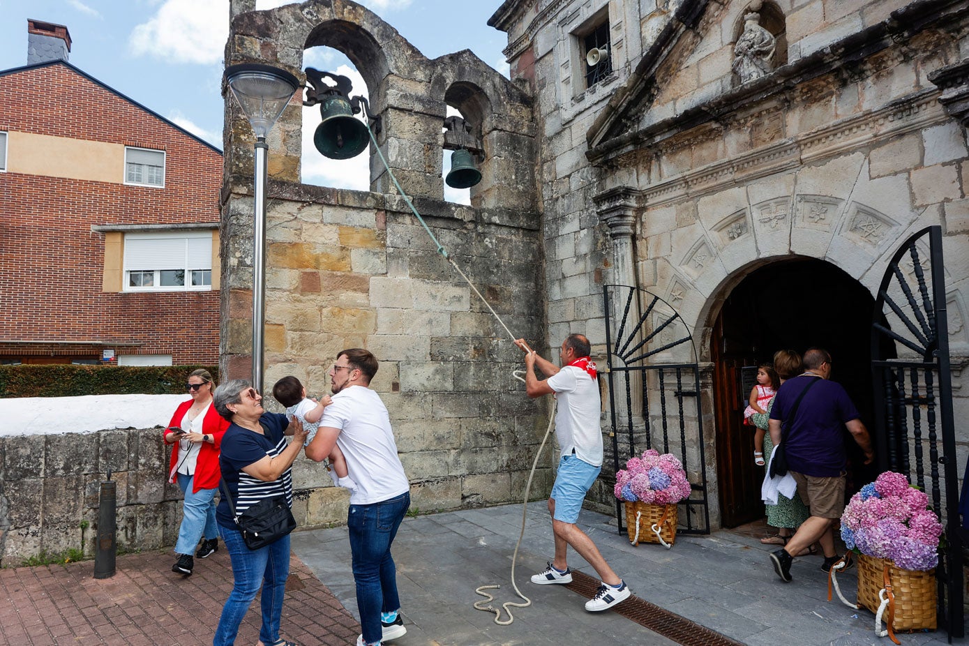 Las campanadas no han parado de sonar durante el 'paseo' de la imagen religiosa, una tarea a la que han contribuido adultos, jóvenes y veteranos.