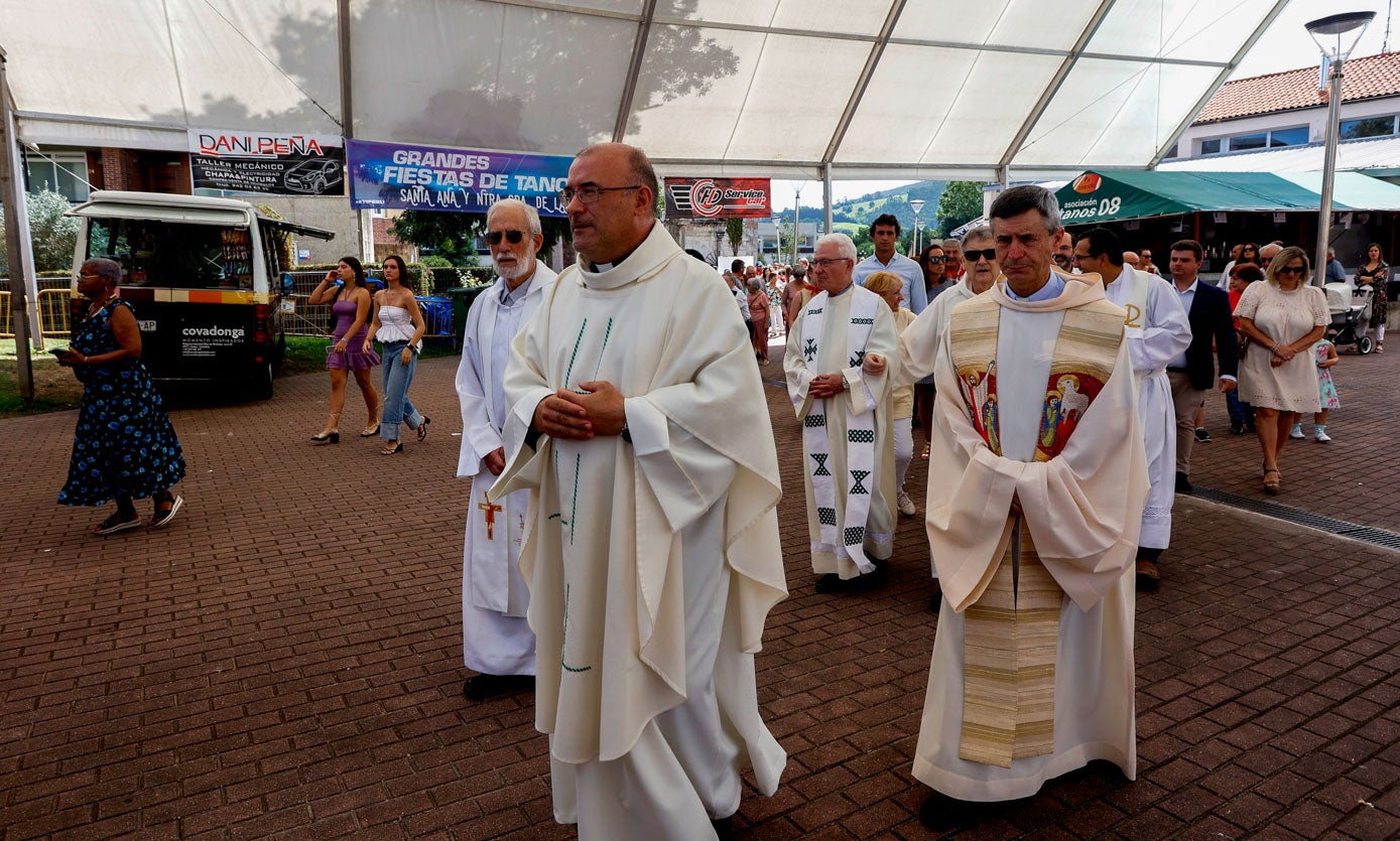 El párroco Jesús Casanueva se ha encargado de oficiar la misa y también ha participado en la procesión.