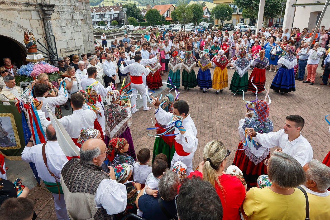 Los mozos y las mozas han protagonizado un sentido baile, antes de finalizar la procesión, ante la imagen de Santa Ana.