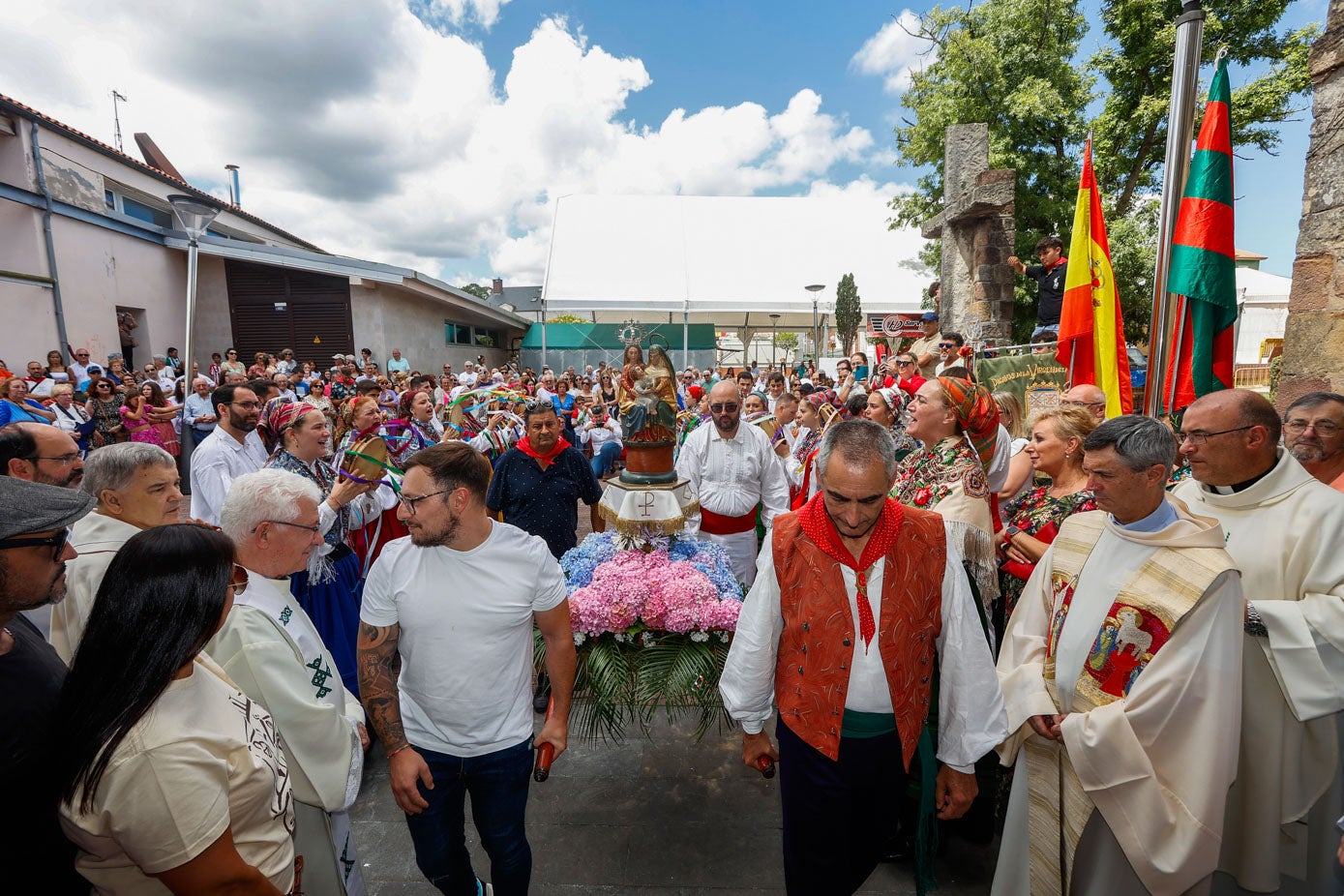 El acto, desde la misa, la procesión hasta los encuentros posteriores al mediodía, han convertido la localidad en un crisol de colores.