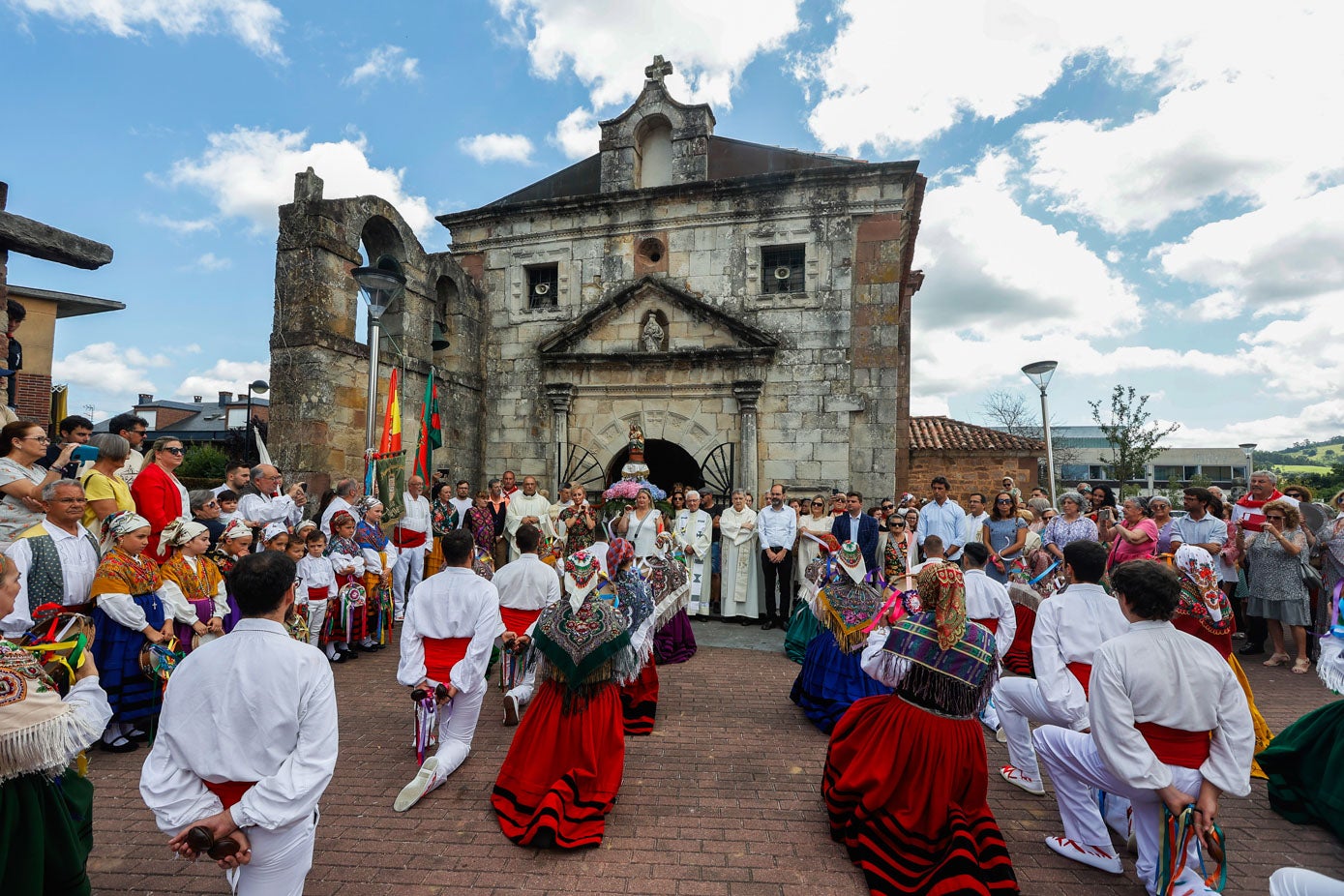 La pasión con que los vecinos han vivido el homenaje a la patrona ha vuelto a situar la cita entre uno de los actos más emocionantes del calendario festivo de Torrelavega.