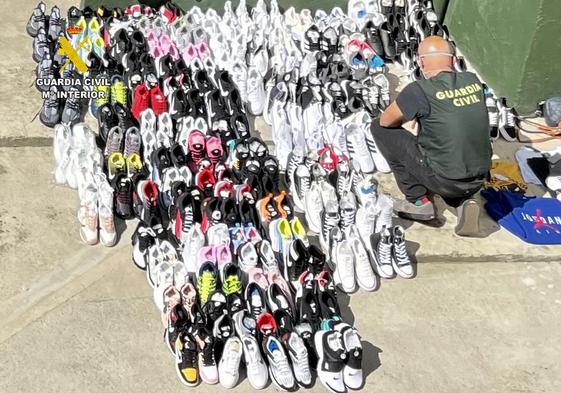 Zapatillas deportivas que fueron intervenidas por la Guardia Civil.