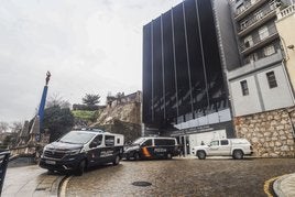 Efectivos de la Policía Nacional custodian la entrada a la Consejería de Obras Públicas, en febrero, durante el registro.