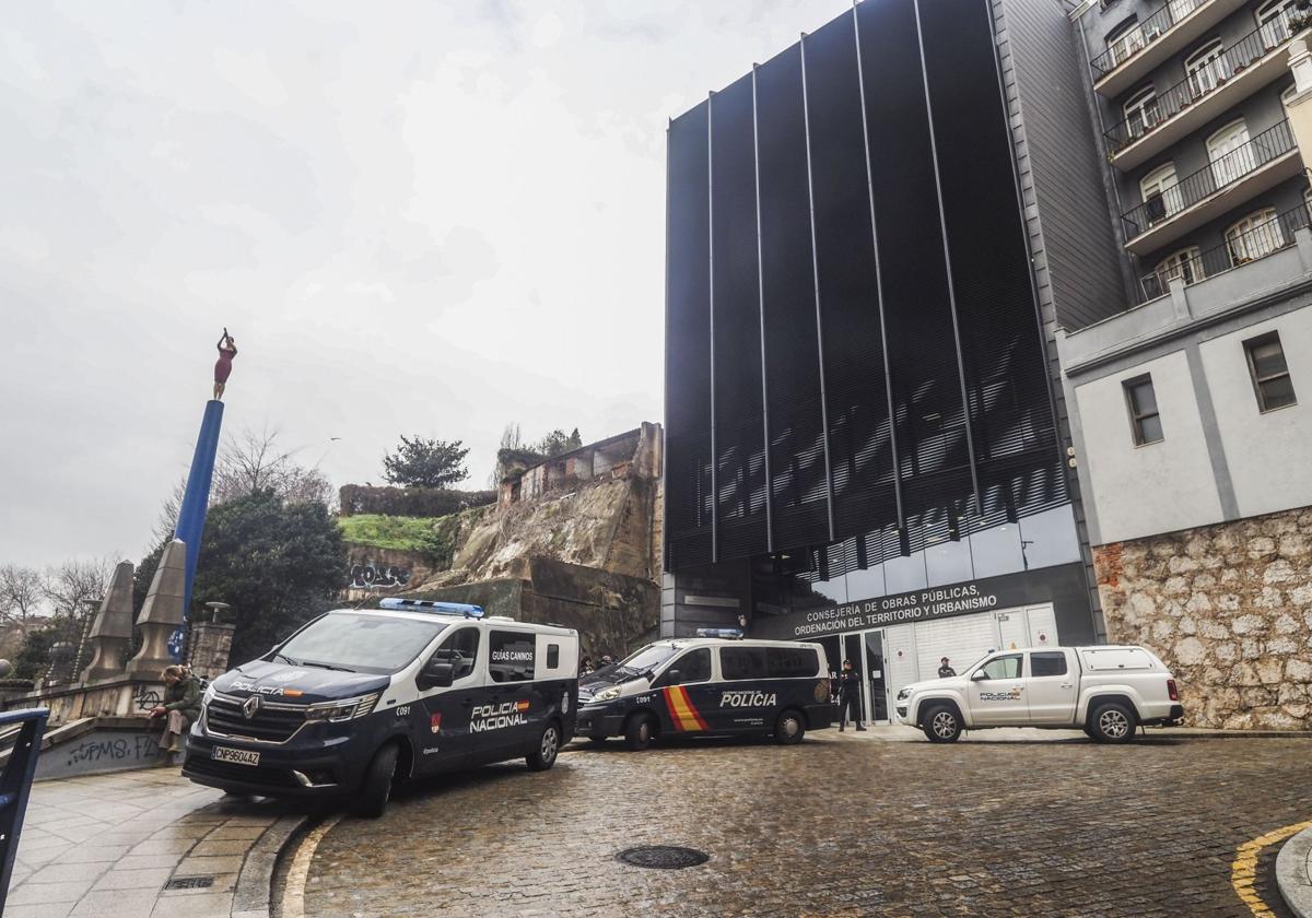 Efectivos de la Policía Nacional custodian la entrada a la Consejería de Obras Públicas, en febrero, durante el registro.