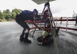 Bomberos y Policía Nacional inspecciona las alcantarillas junto el Centro Botín, donde ayer se celebró la cena de los ministros.