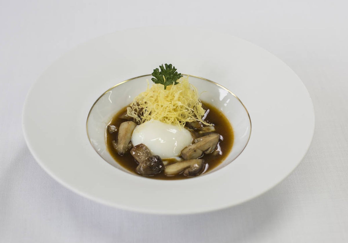 Unos huevos a baja temperatura emplatados por el chef Jesús Sanchez.