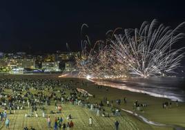 Fuegos artificiales en la Segunda Playa de El Sardinero.