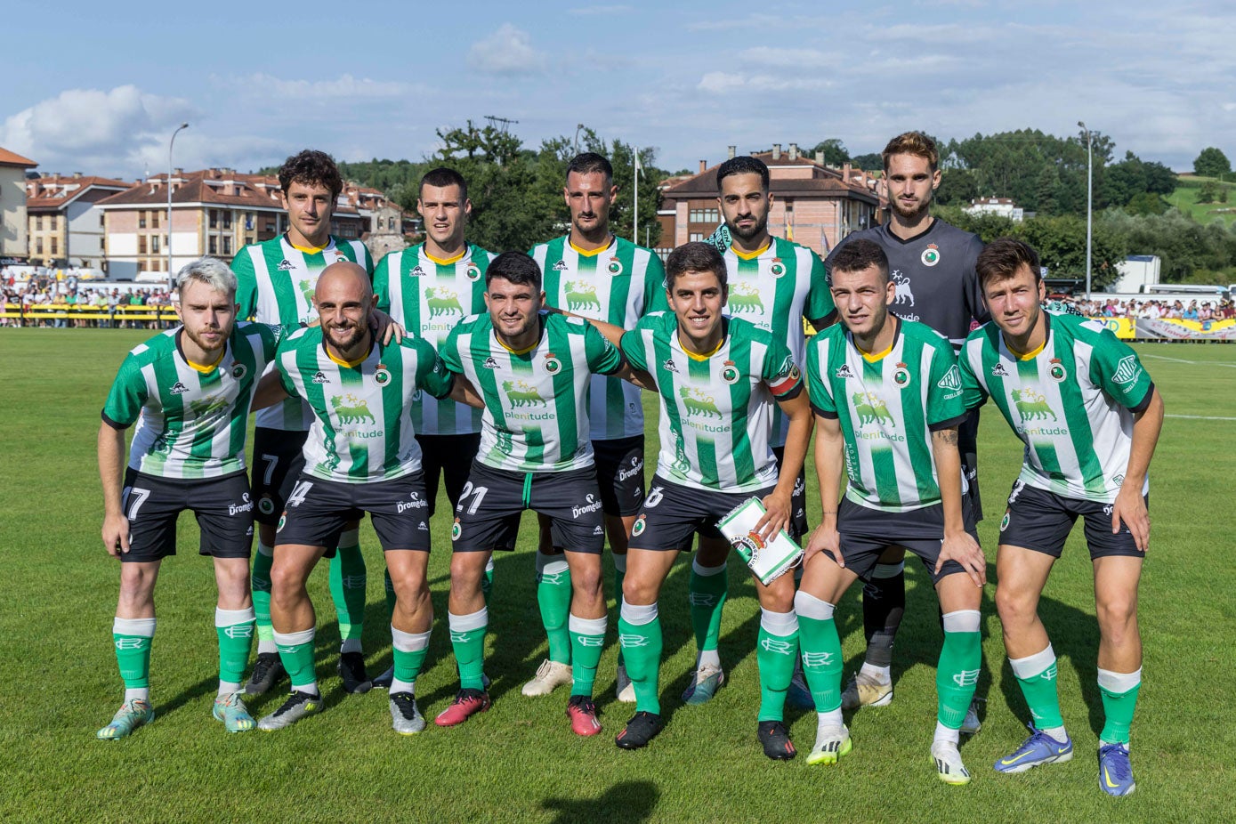 Equipo inicial del Racing. Sangalli, Mantilla, Pol Moreno, Rubén Alves, Ezkieta, Peque, Ekain, Aldasoro, Íñigo, Vicente y Saúl.