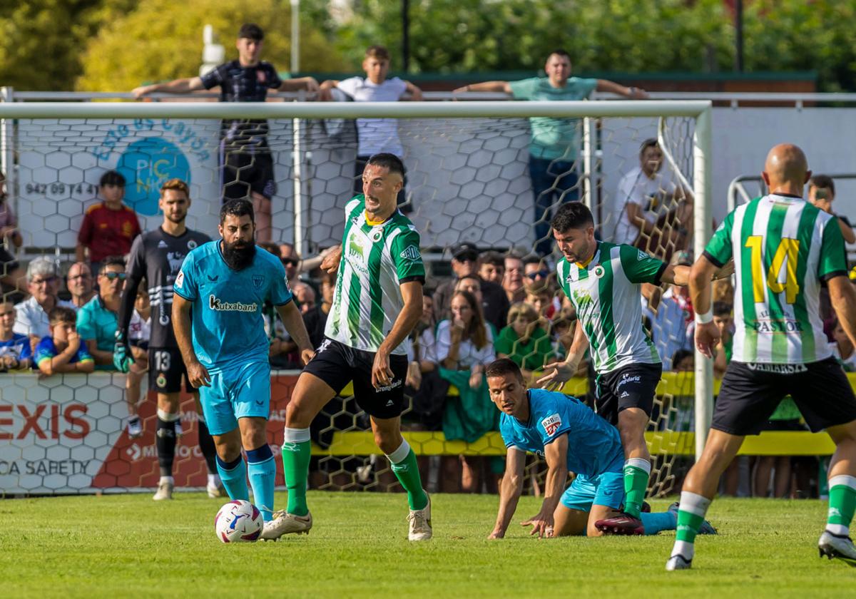 Pol Moreno conduce el balón en presencia de Villalibre, Aldasoro y Ekain.