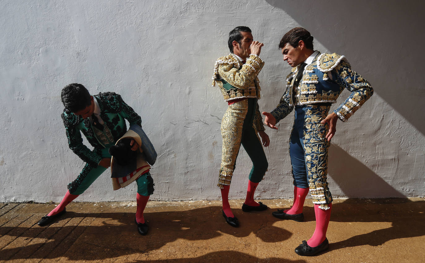 Paco Ureña, Emilio de Justo y Domingo López Chaves se preparan para afrontar la faena.