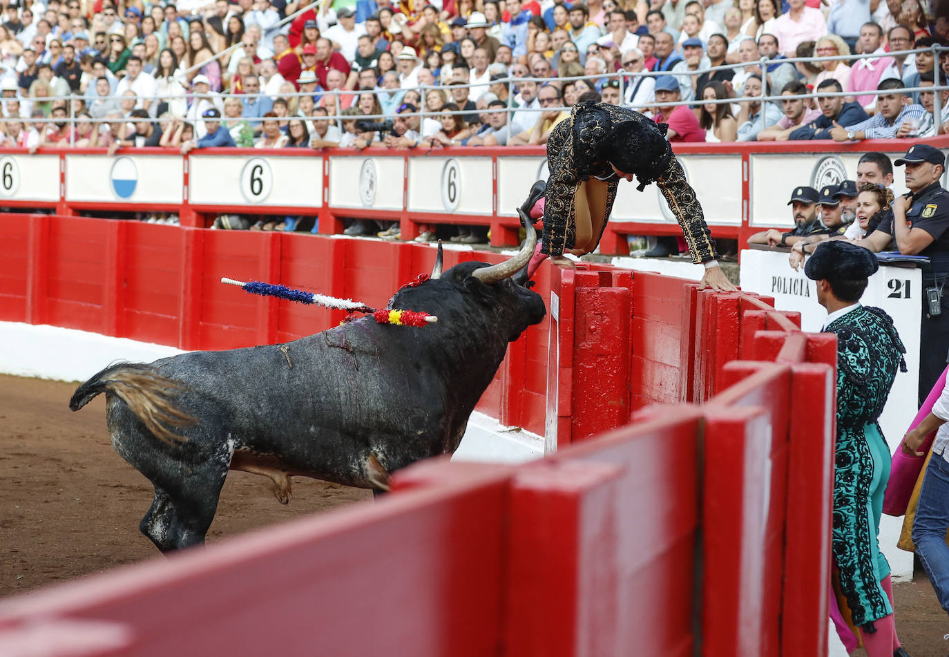 Un miembro de la cuadrilla esquiva a uno de los toros por poco.