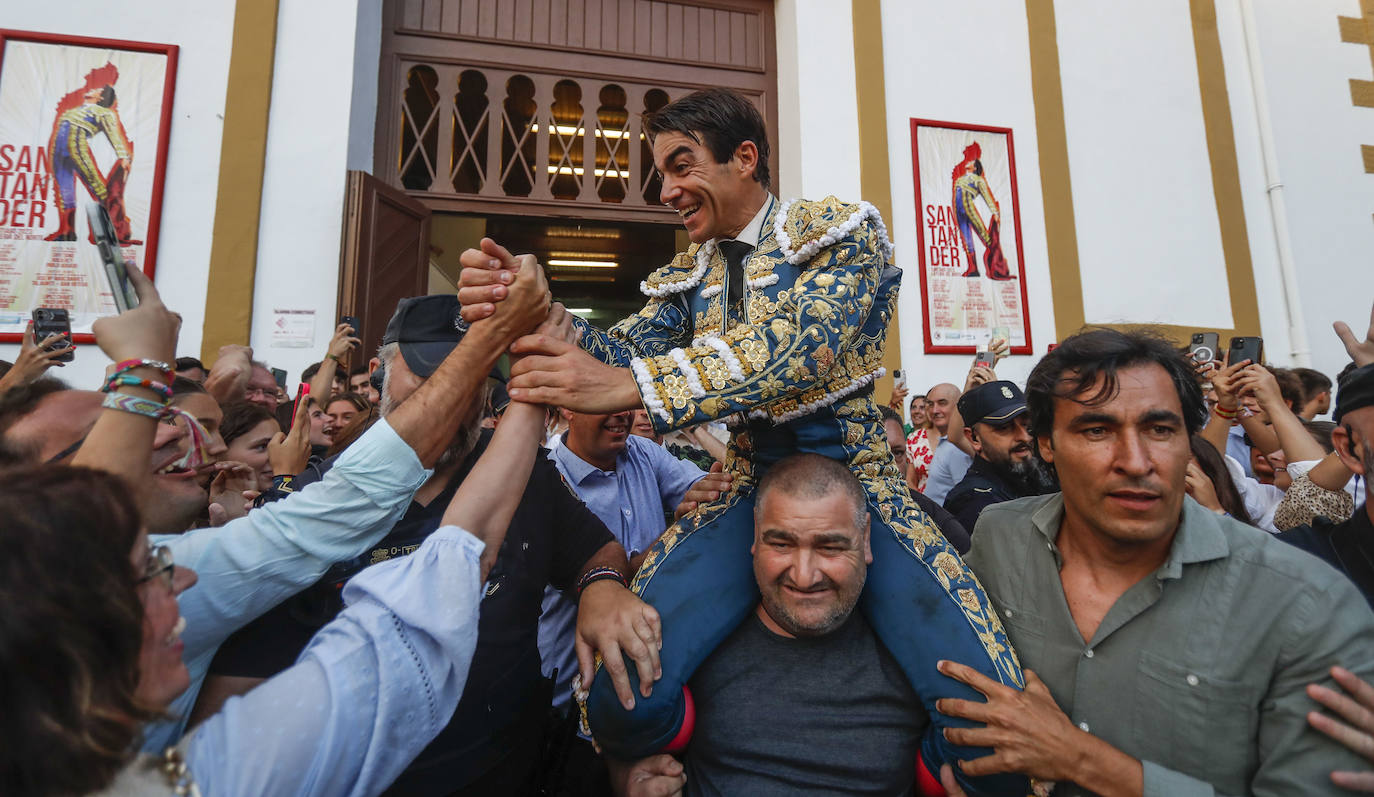 Gracias a su buen hacer, López Chaves salió a hombros de la plaza santanderina.