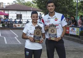 Andrea Gómez y Adrián Díaz, con los trofeos recibidos al ganar el Torneo de las Instituciones en Puente San Miguel.