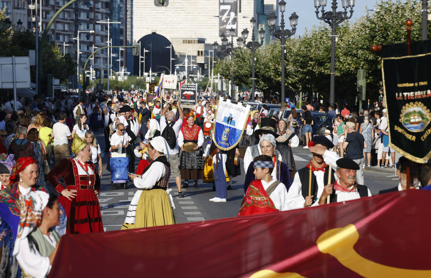 Dieciocho agrupaciones en total participan en el pasacalles.