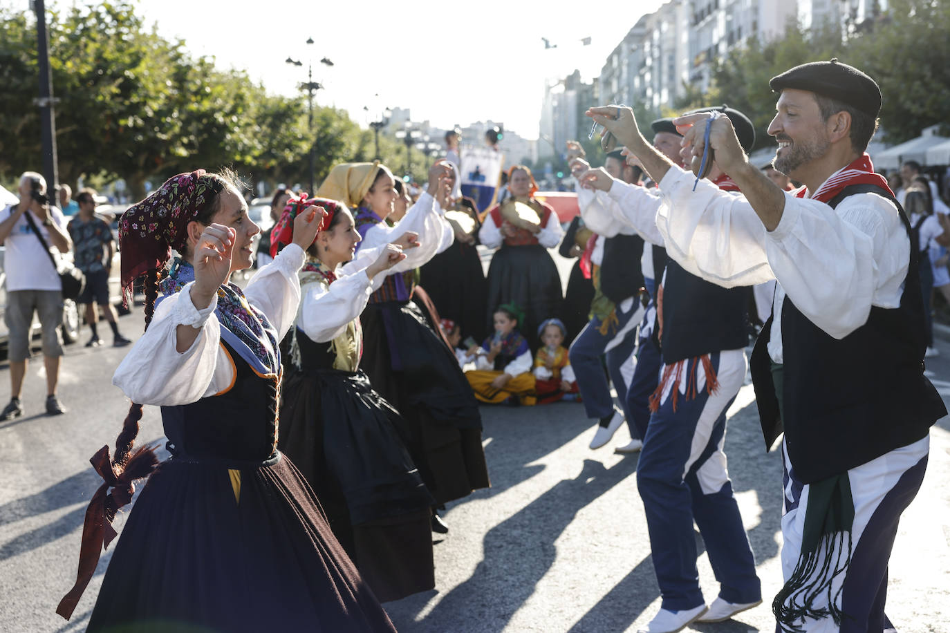 Una de las agrupaciones bailan una jota montañesa.