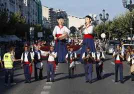 Siete hombres encabezan el desfile tocando, junto a dos gigantes, el pito y el tambor.