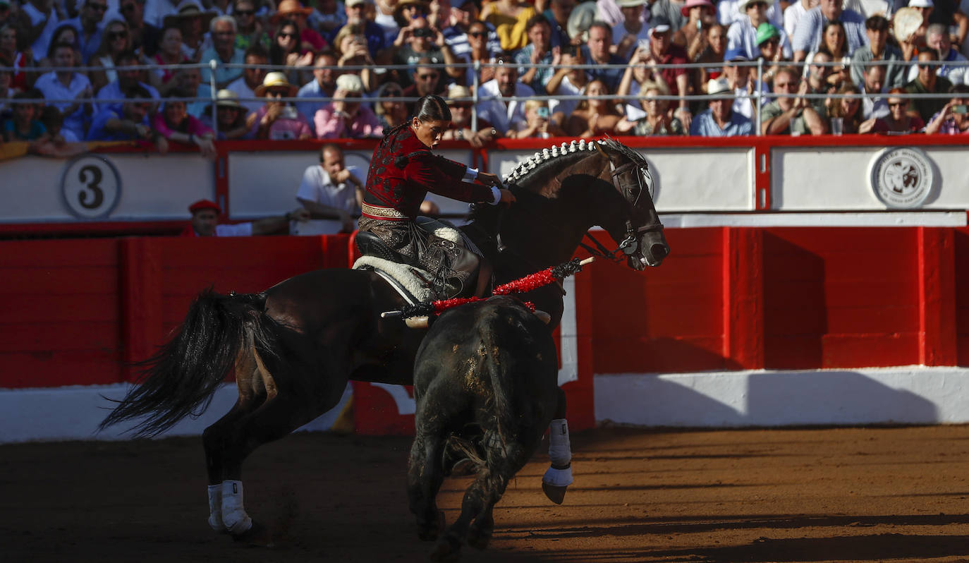 Leonardo Hernández, Lea Vicens y Guillermo Hermoso de Mendoza protagonizaron la lidia de las reses de El Canario.