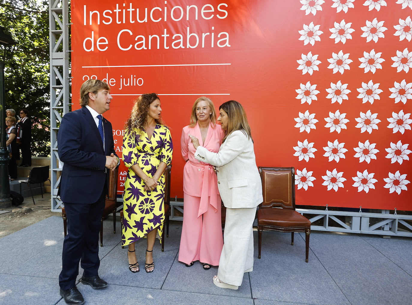 Pablo Diestro, alcalde de Reocín; Ainoa Quiñones, delegada del Gobierno; María José González Revuelta, presidenta del Parlamento, y María José Sáenz de Buruaga, presidenta regional.