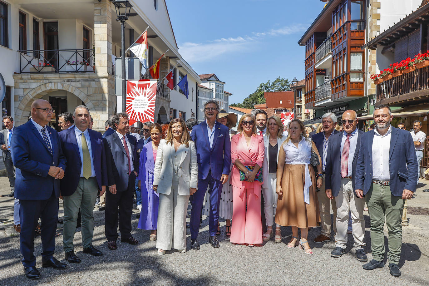 Miembros del Gobierno regional posan junto a Javier Castillo, 'Poty', Merino Mayor de este año.